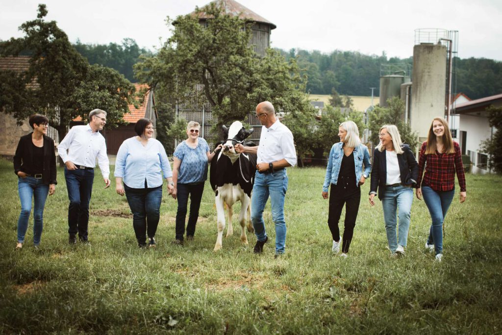 Team Bild vom kompletten Team von Liebich und Schröder auf einer Kuhweide.