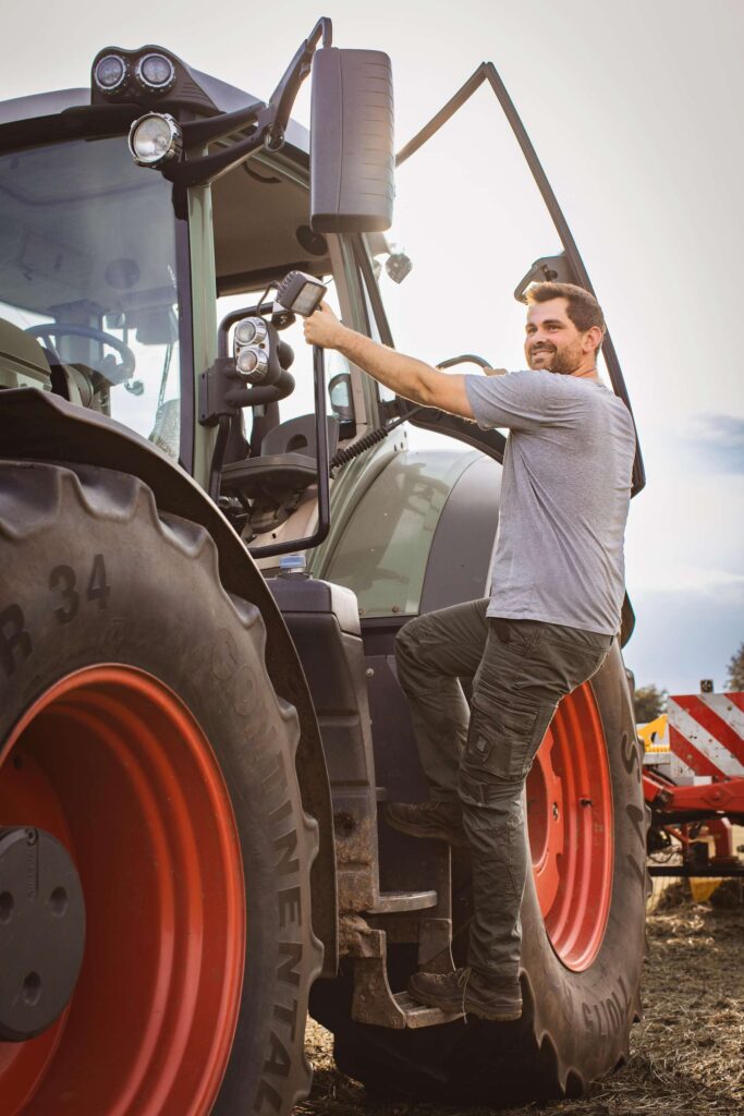 Bauer faehrt einen Traktor auf dem Feld