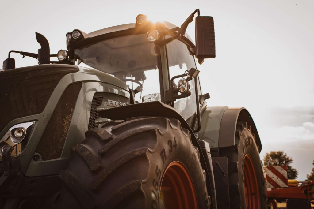 Traktor auf einem Feld im Sonnenuntergang